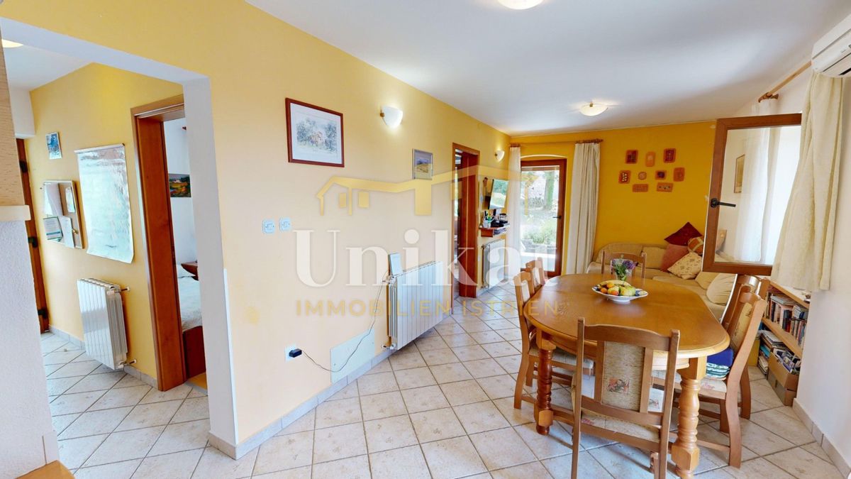 Posest z dvema kamnitima hišama - bazen in velika vrtna površina